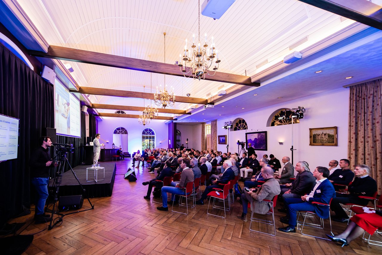 Groot Auditorium met mensen.JPG