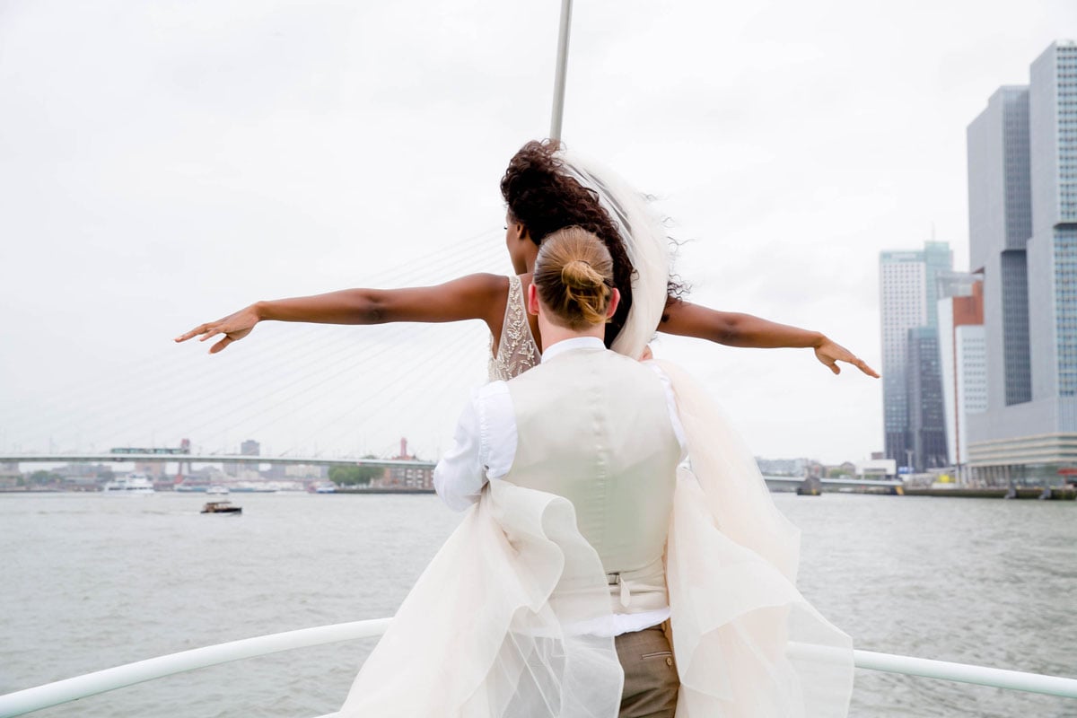 Titanic pose