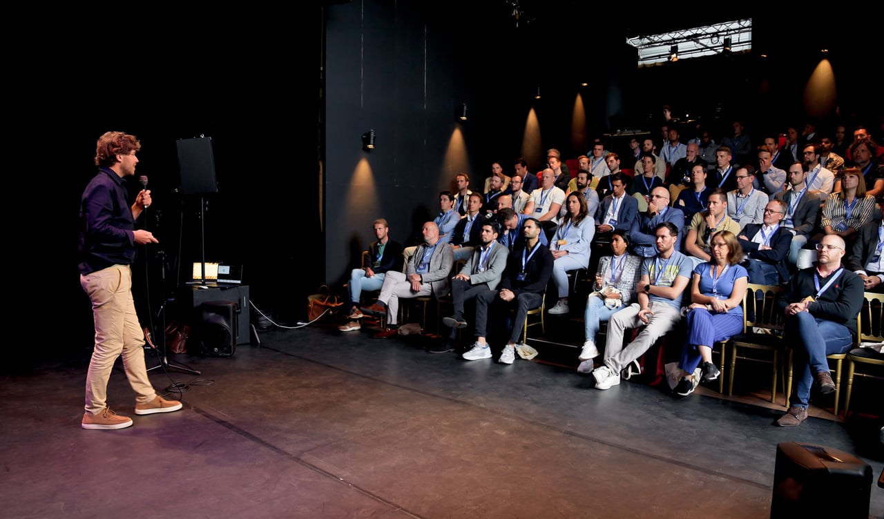 bijzaal podium en tribune.jpg