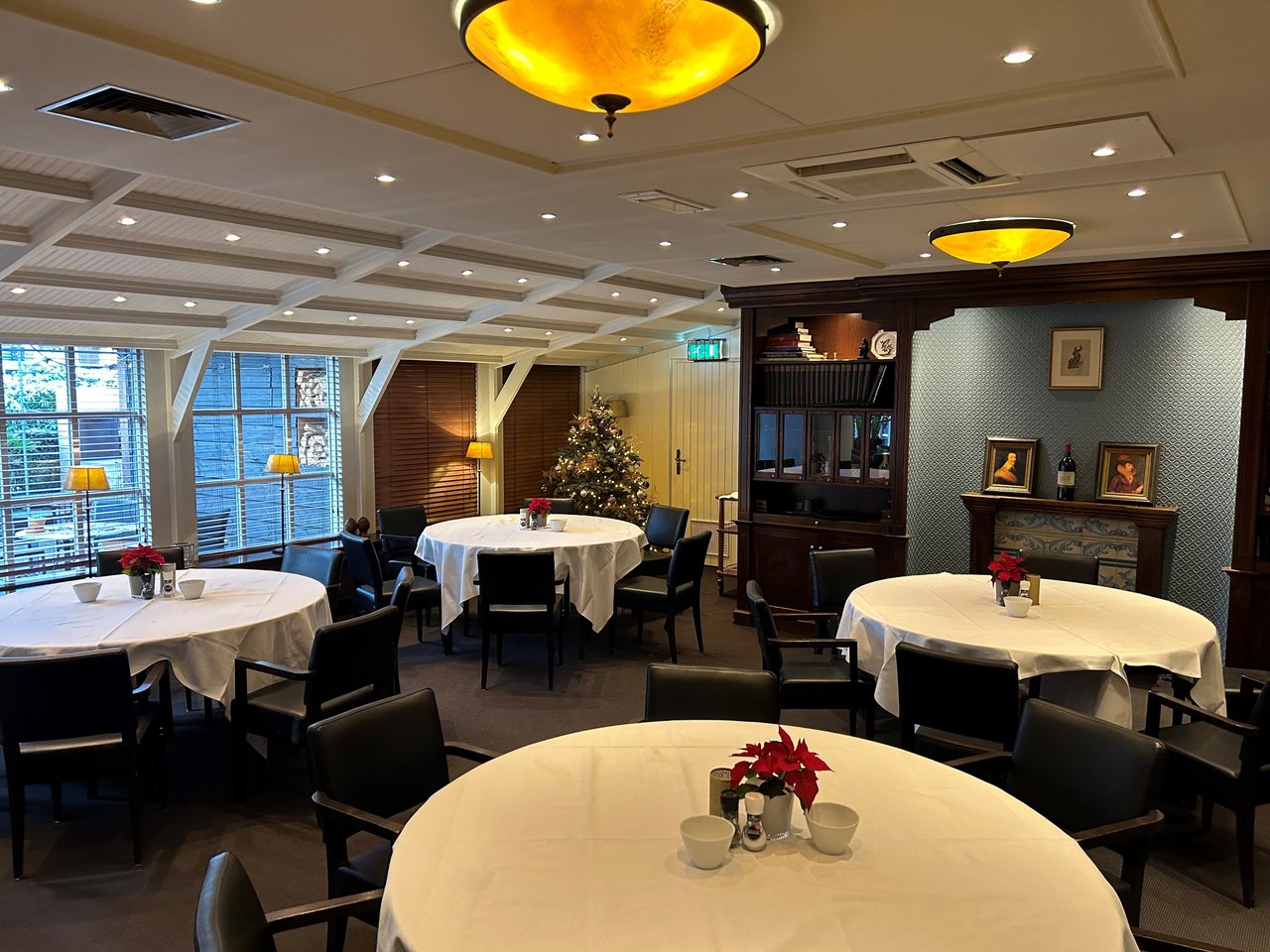 Bibliotheek ronde tafels.jpg