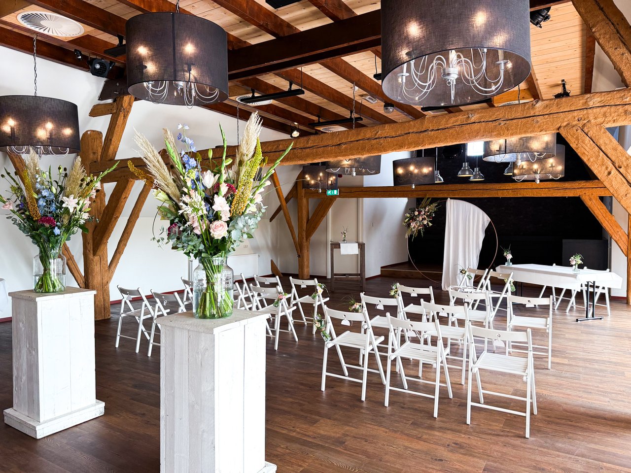 Hooizolder bij de Koningshoeve, Ceremonie opstelling