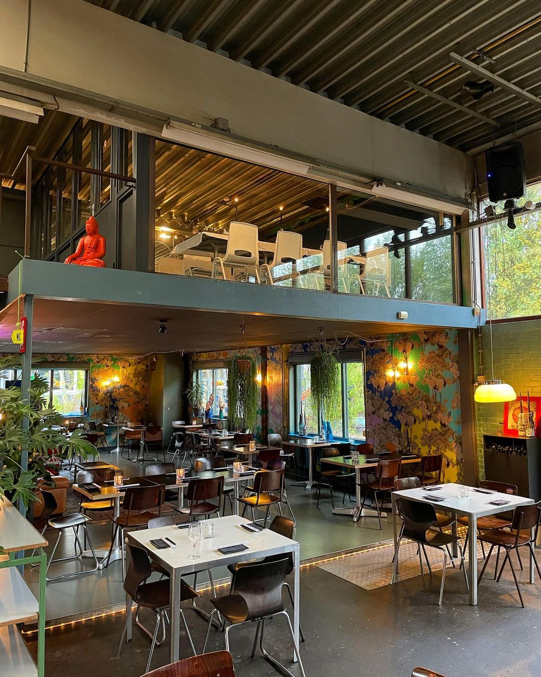 Spiegelzaal gezien vanuit restaurant LE:EN