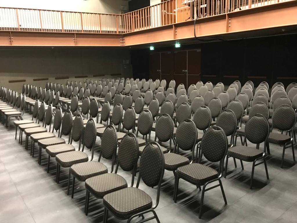foto verhuur grote zaal seated.jpeg