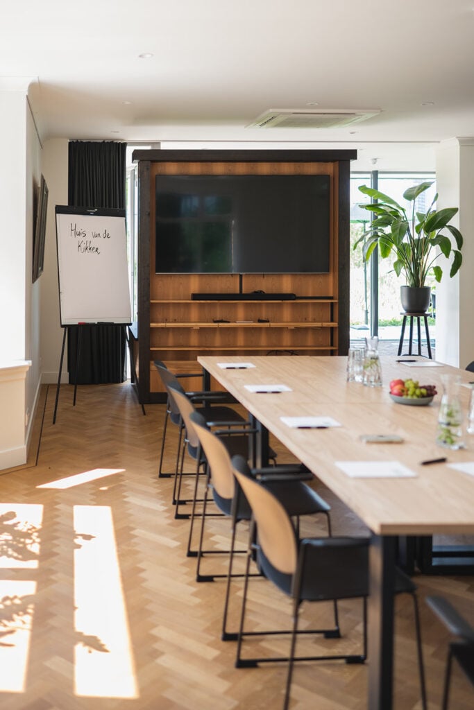 Carre-opstelling-met-presentatiescherm-Josephinezaal-683x1024 (1).jpg