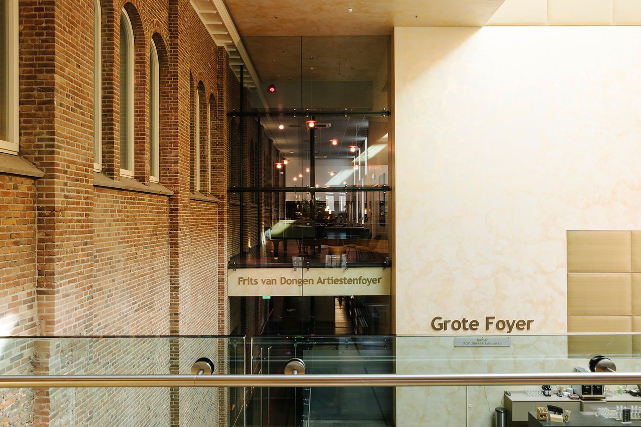 phil-haarlem-doorkijkje-van-boven-foyer-naar-artiesten-foyer.jpg