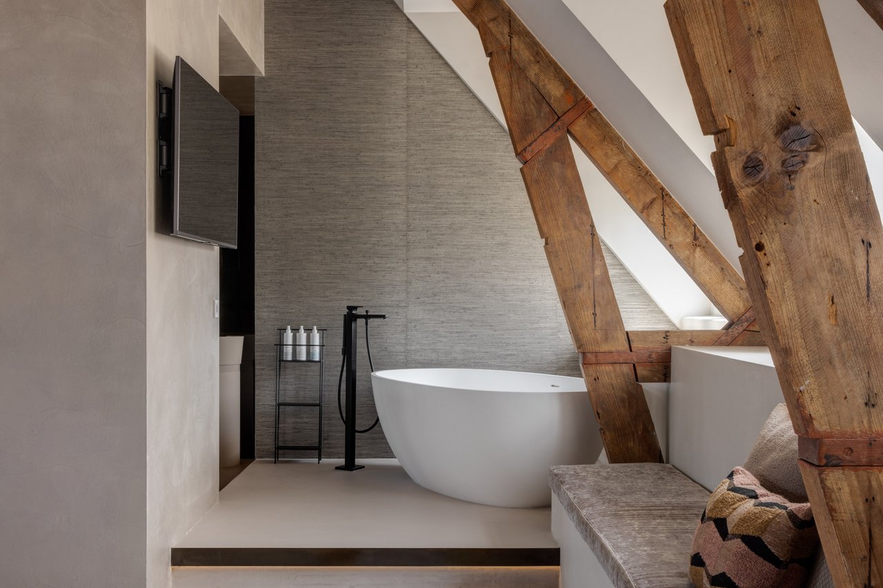 Suite 006 - Linda Pol 01.jpg