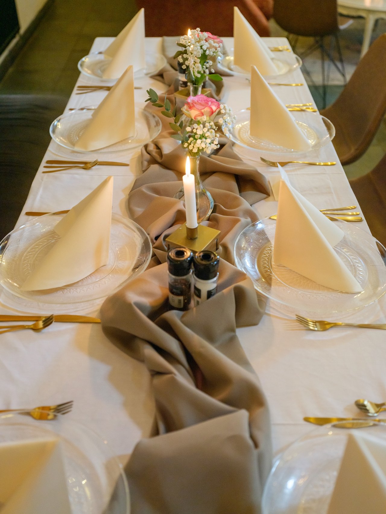 Tafel ingedekt Feestzaal gouden bestek