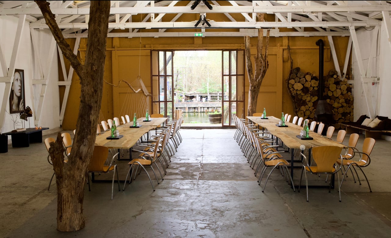 Lange tafels diner of lunch opstelling