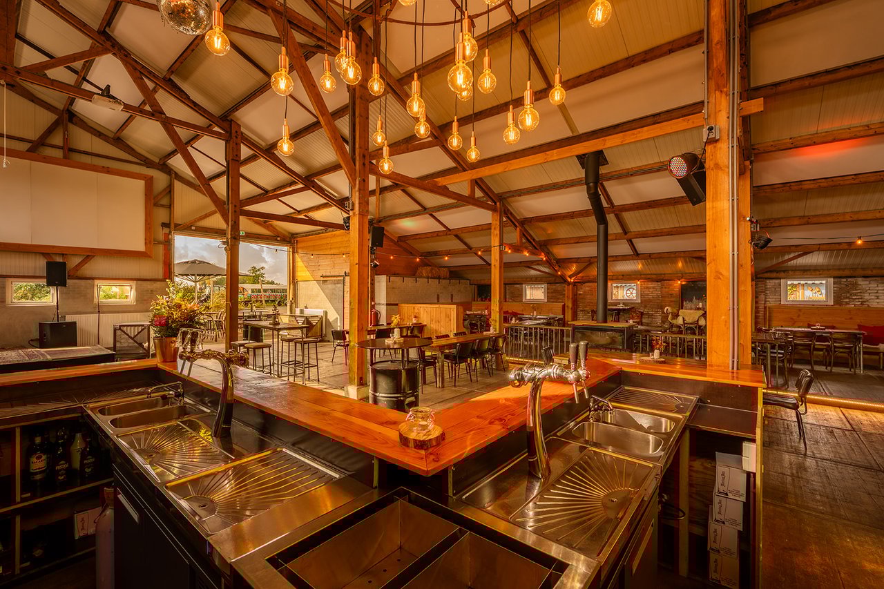 Binnenbar en interieur van de Hooischuur