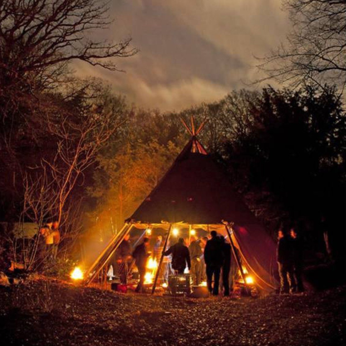Verlichte Tipi in de Vogeltuin