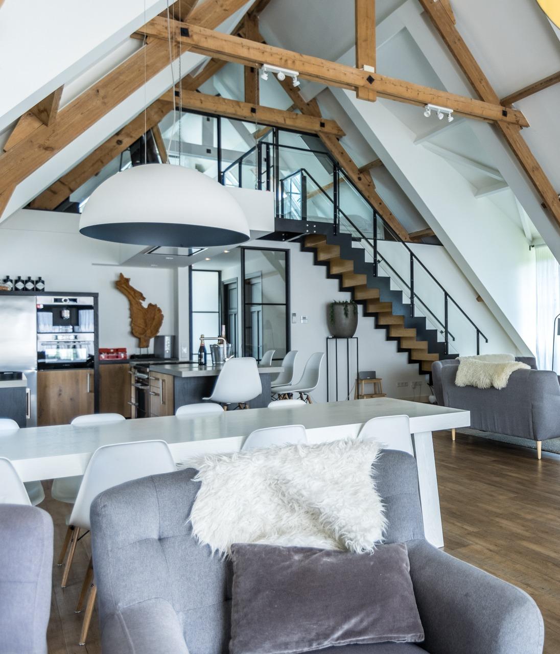 De bovenverdieping met zicht op de bovenste slaapkamer.