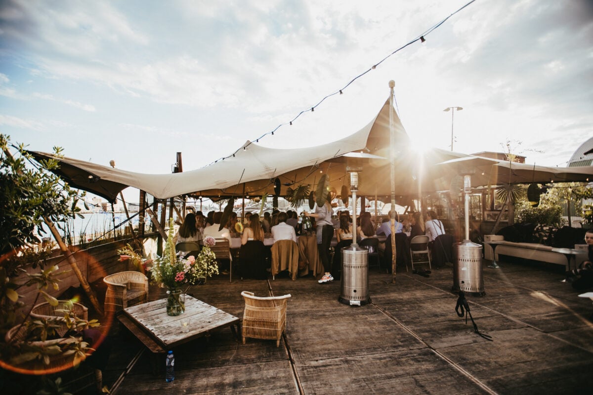 Terras aan het water