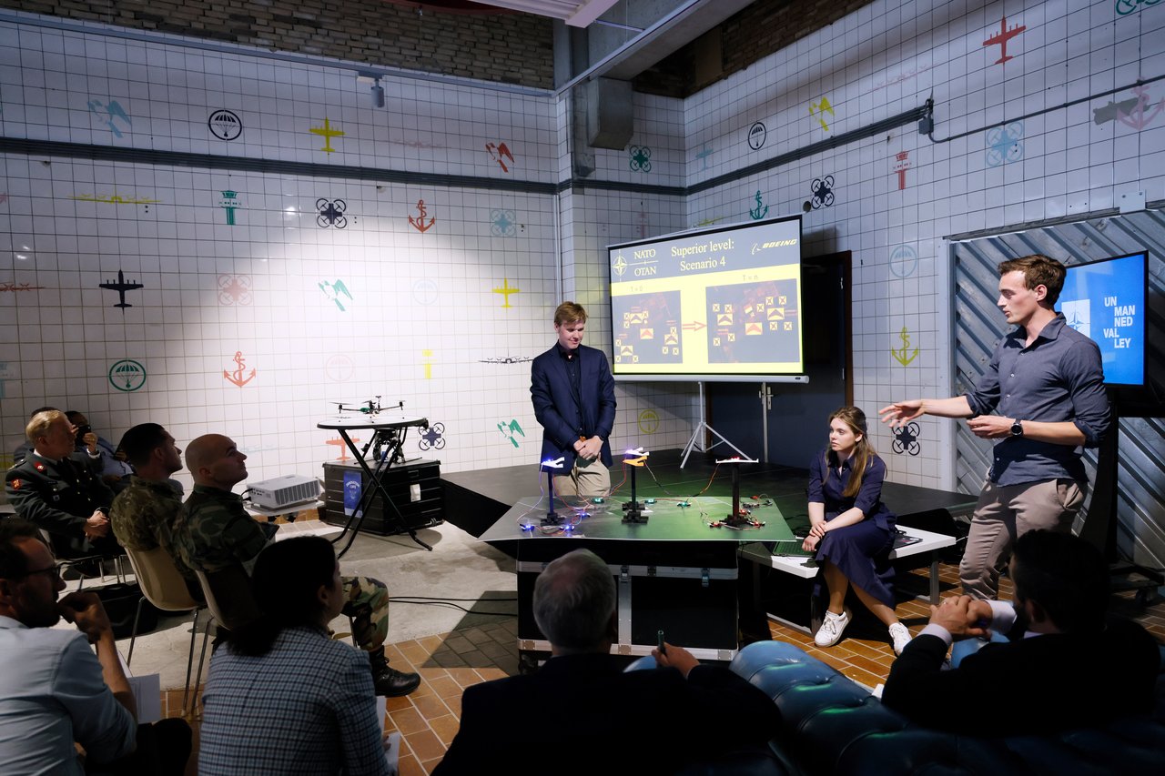 Studenten presenteren hun project op Unmanned Valley.jpg