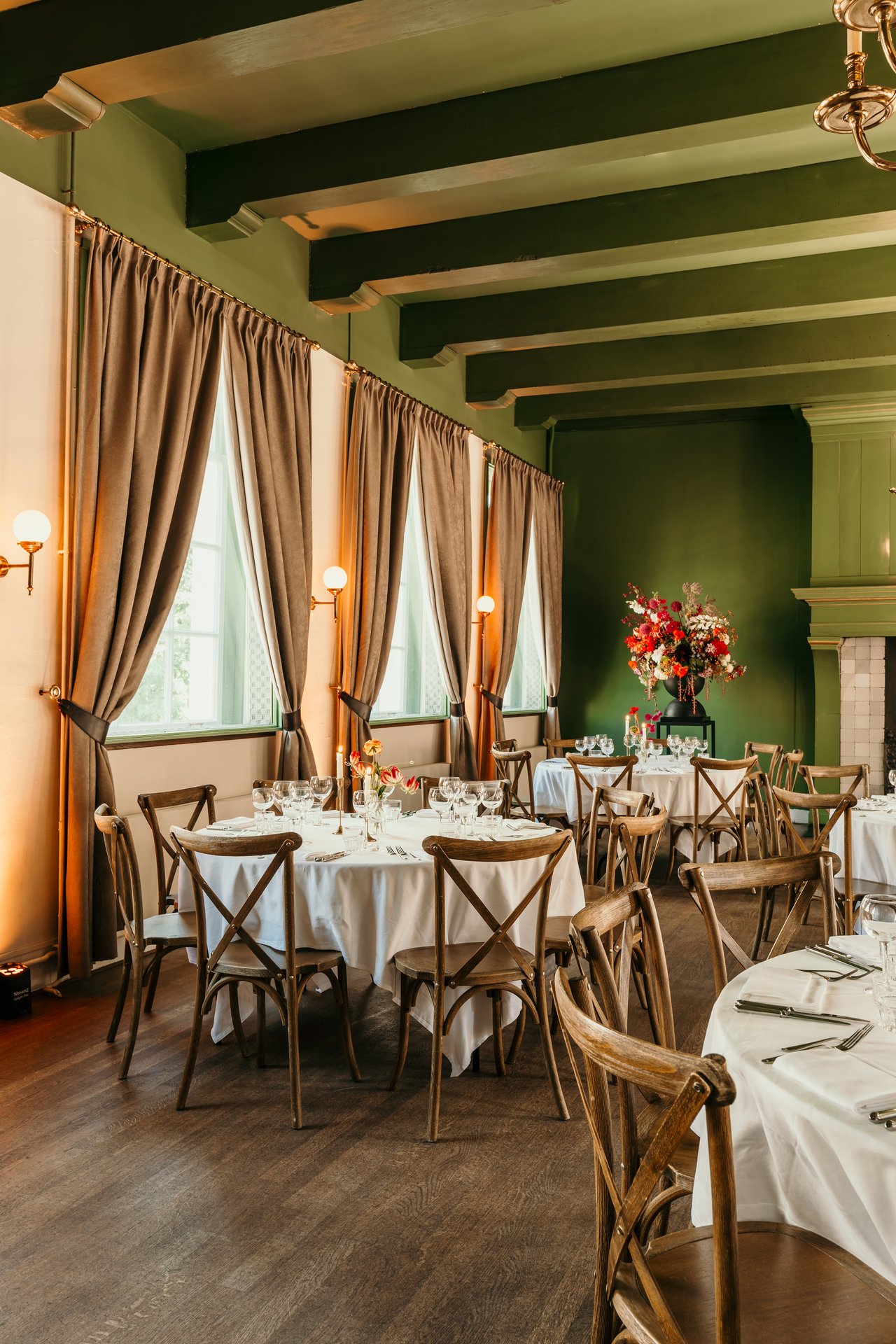 Ronde tafel diner bloem Schutterszaal-3.jpeg