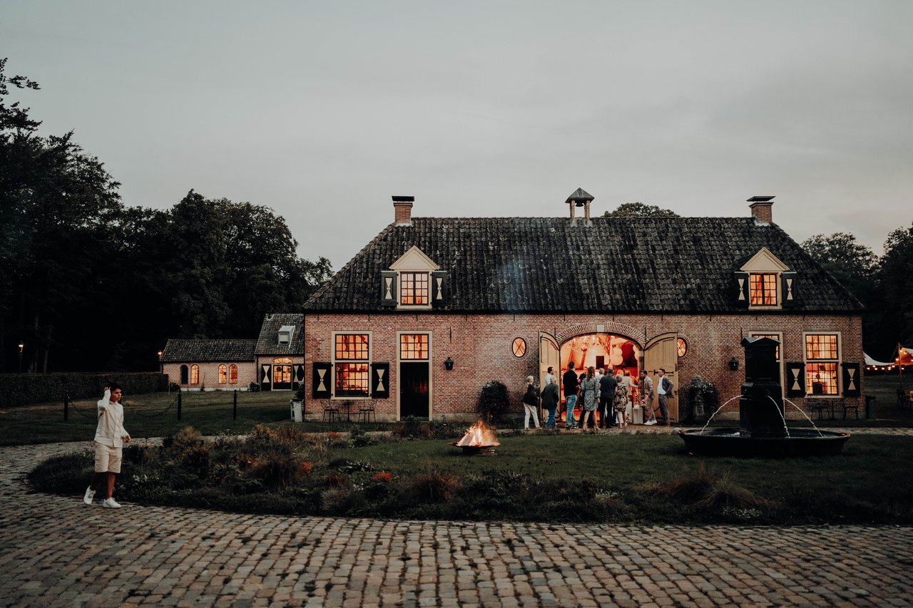 Het Koetshuis in de avond
