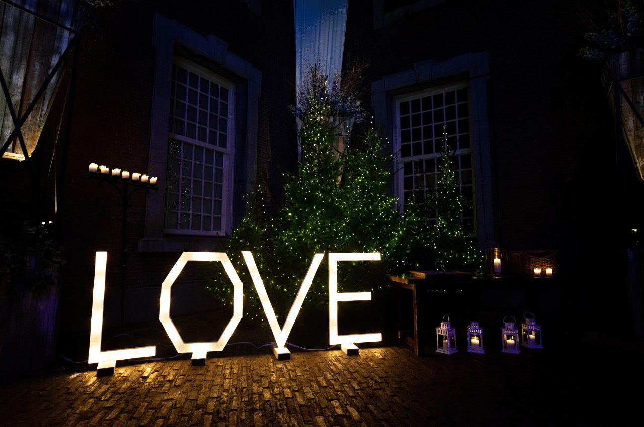 Love letters omgeven door kerstbomen