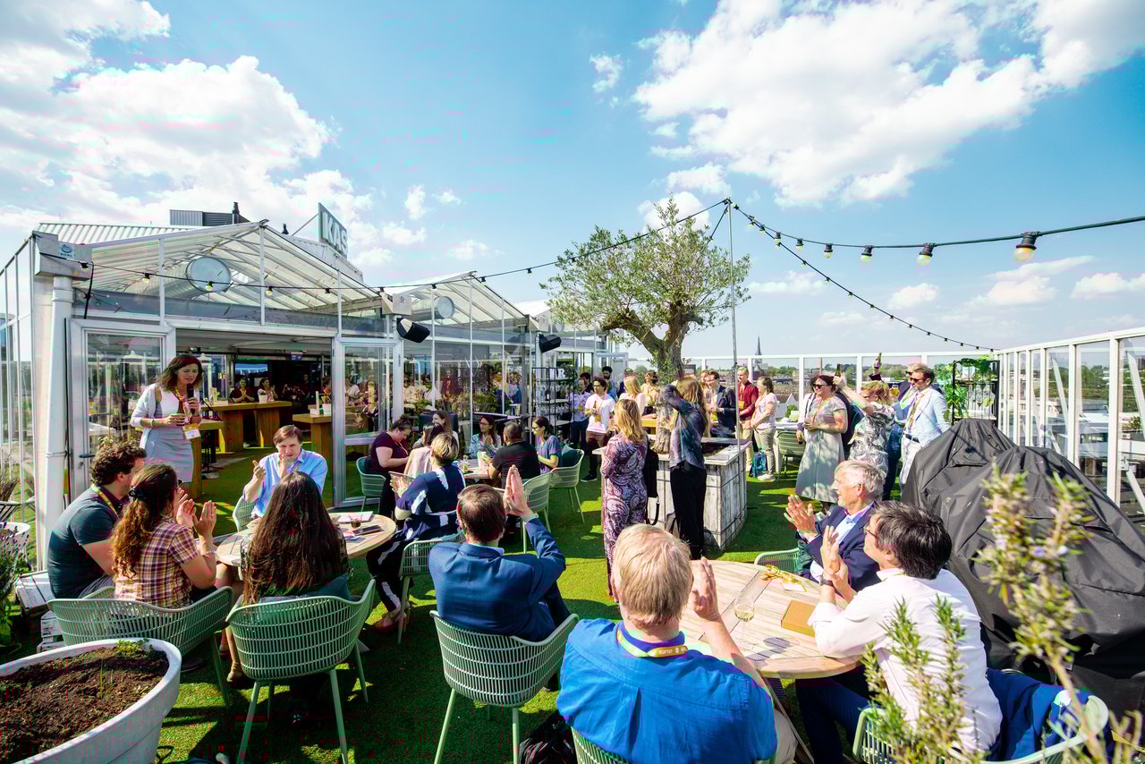 Dakterras aansluitend op Zuidkas tijdens zomerse borrel