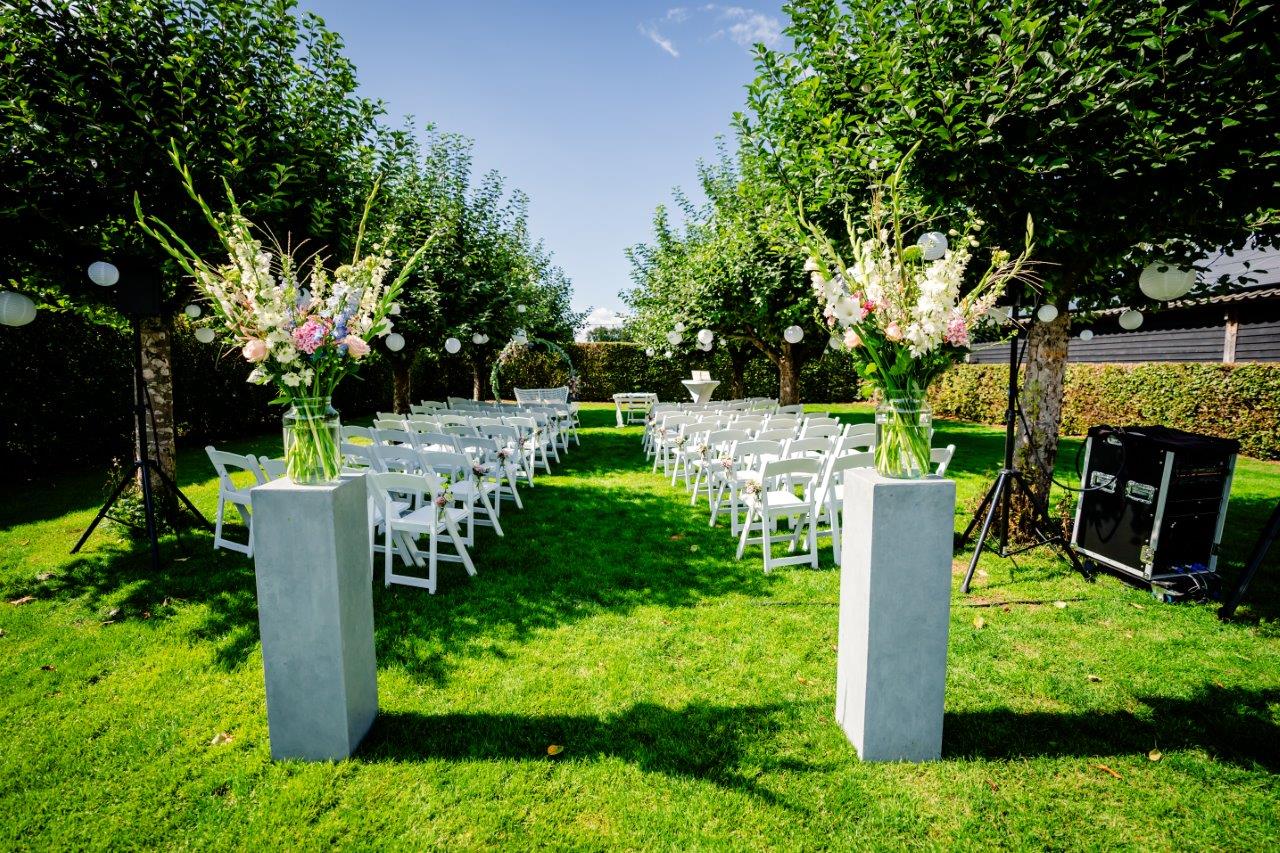 Ceremonie in de boomgaard