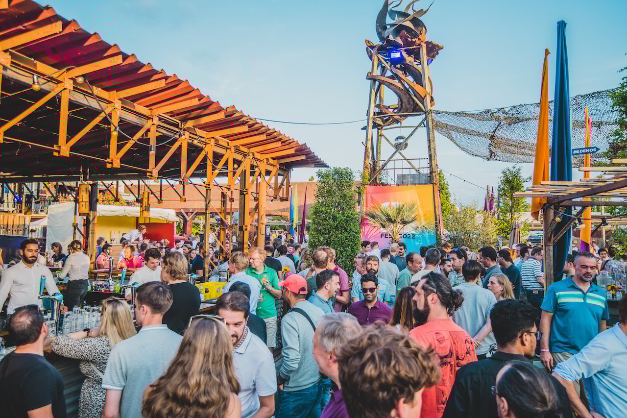 LIEF-Amsterdam-Courtyard-Festival-buiten 