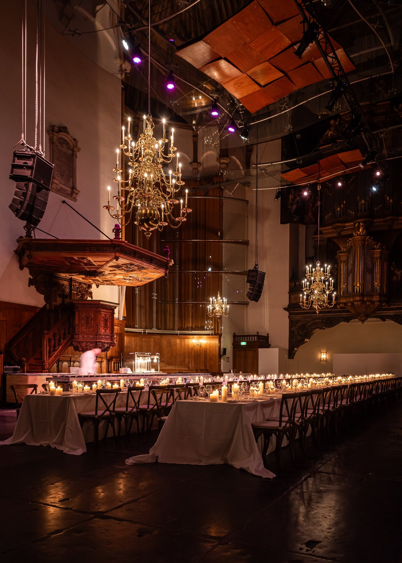 DIneropstelling lange tafels onder preekstoel