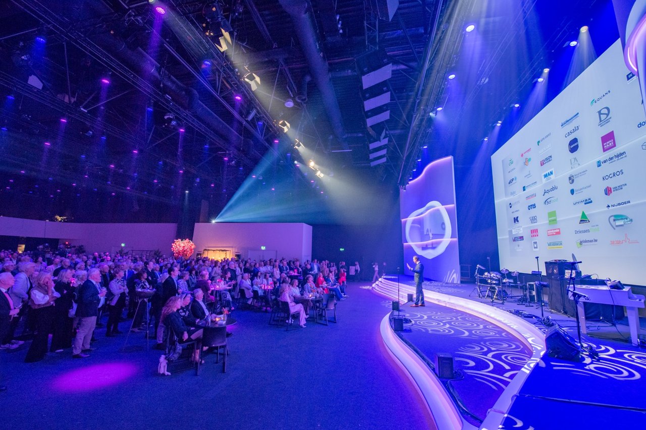 Plenaire ruimte met diverse AV-techniek 