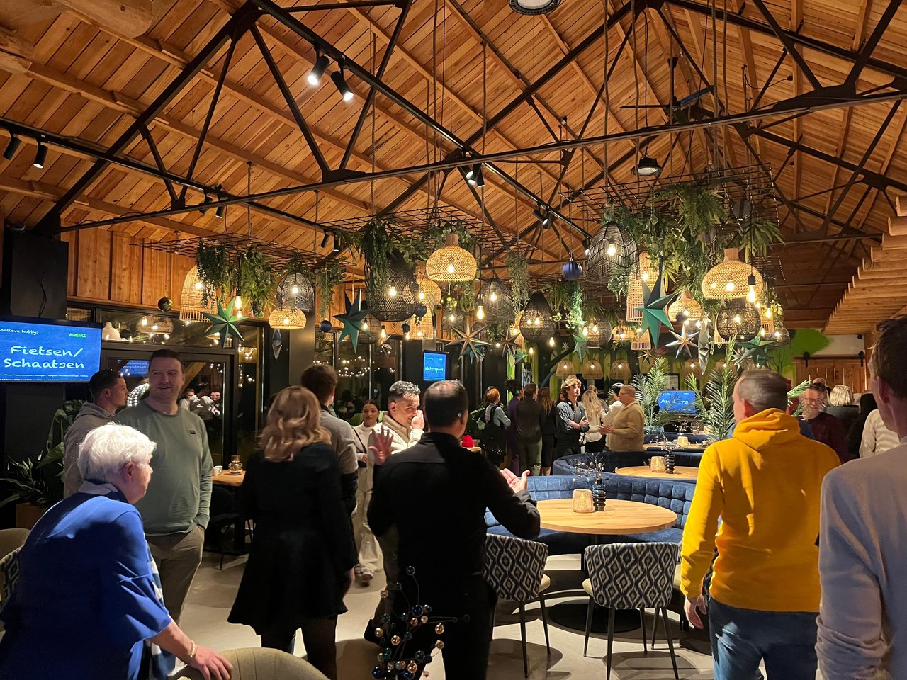 Gezellige lounge met meerdere TV schermen