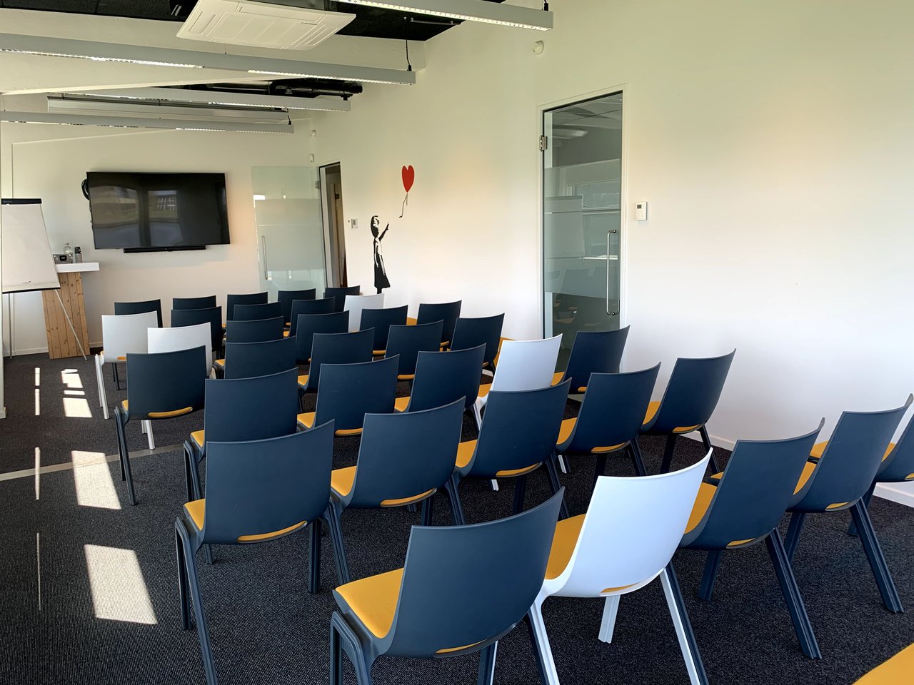 Meeting Space - Space 5 - Zaal 5 - Opstelling - Theateropstelling - Scherm - Meetingkit - Wanddecoratie - Flipover - DUS De Utrechtse Stadsvrijheid