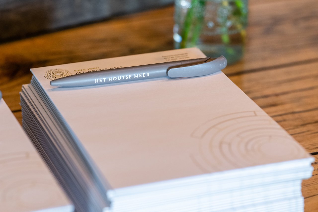 Notitieblokken van Het Houtse Meer met pennen