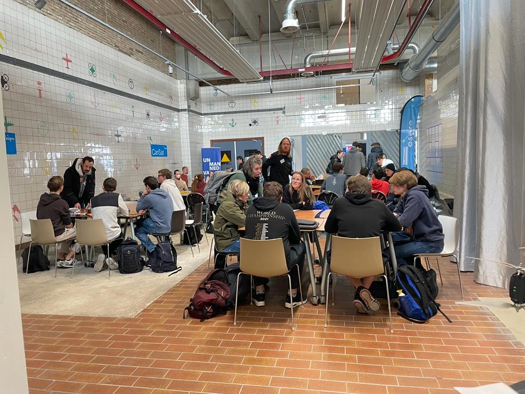 Studenten werken samen in de Trainingsruimte op Unmanned Valley.jpg