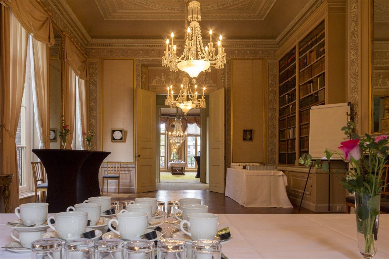 Ontvangst met koffie / thee Bibliotheek met doorkijk naar de bestuurskamer