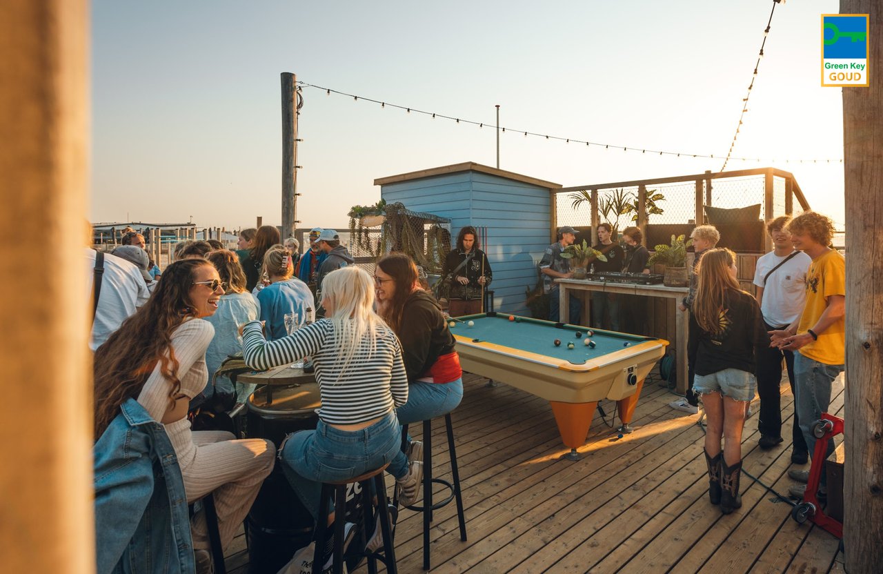 Lekker borrelen op het Hart Beach terras
