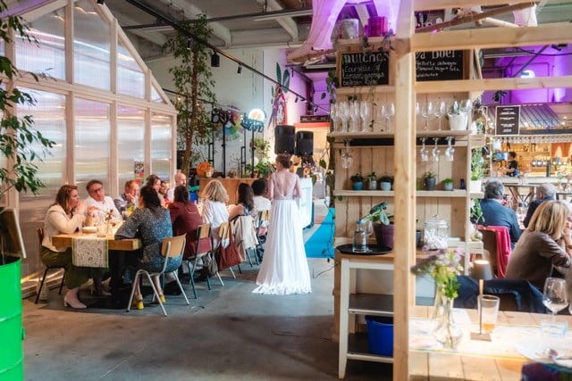 Bruiloft in Het Lokaal lange tafels