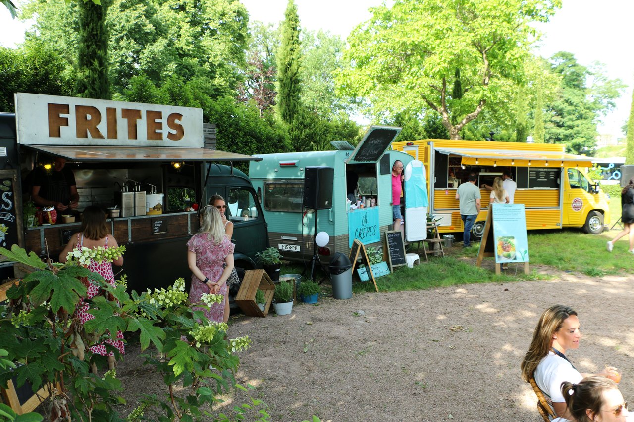 Foodtruck op het tropisch terras