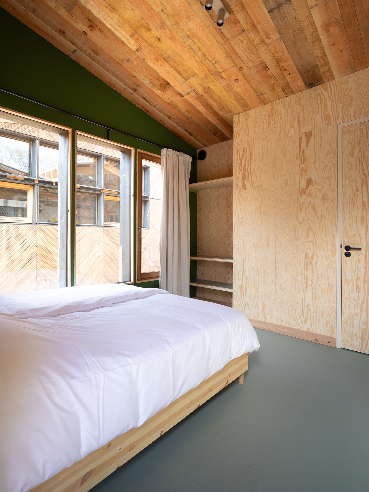 Elke ecologde en eco-suite is afgewerkt met natuurlijke lokale materialen.
