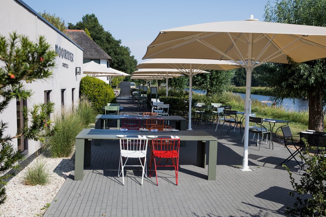 Terras aan het water (1)