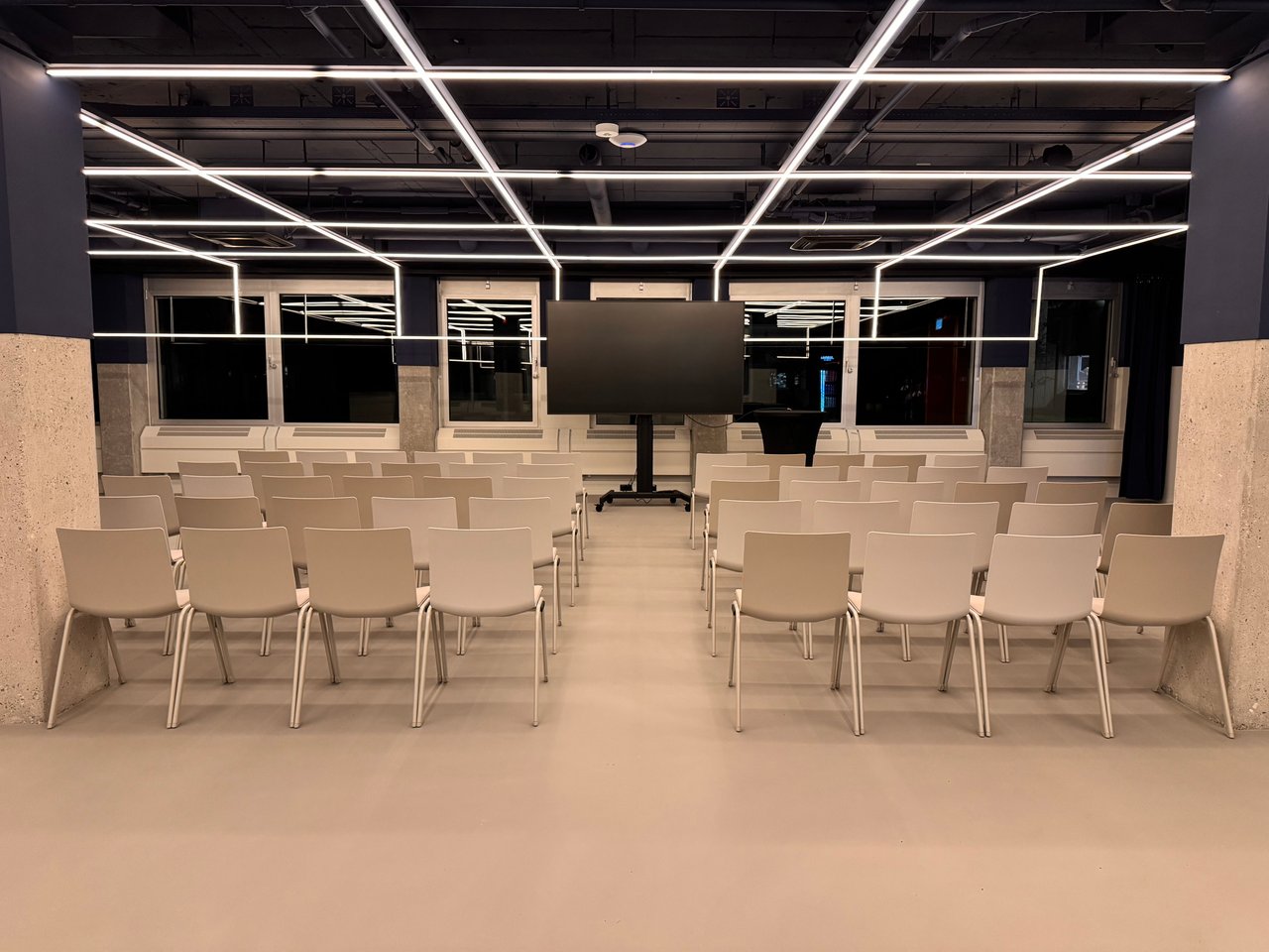 Dotslash Utrecht Eventspace Leeg Theateropstelling.jpeg