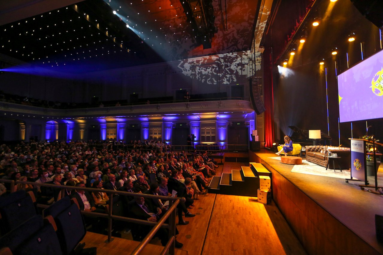 Grote Zaal congres zaal + podium
