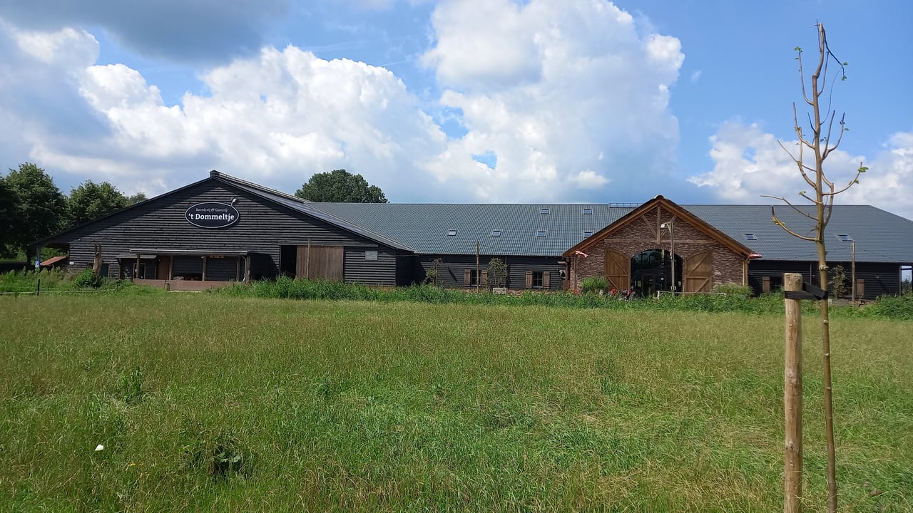 Aangezicht hoeve in landschap