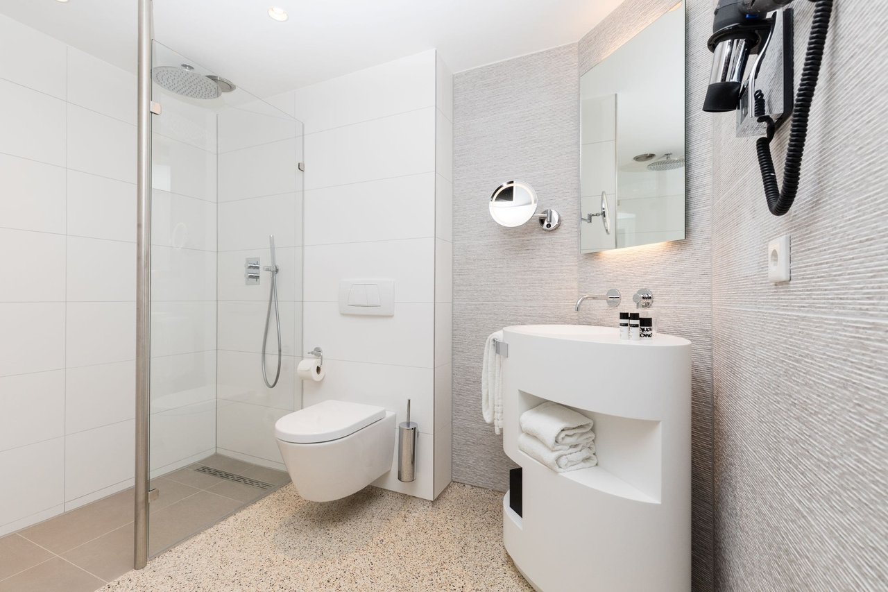 Bathroom-min.jpg