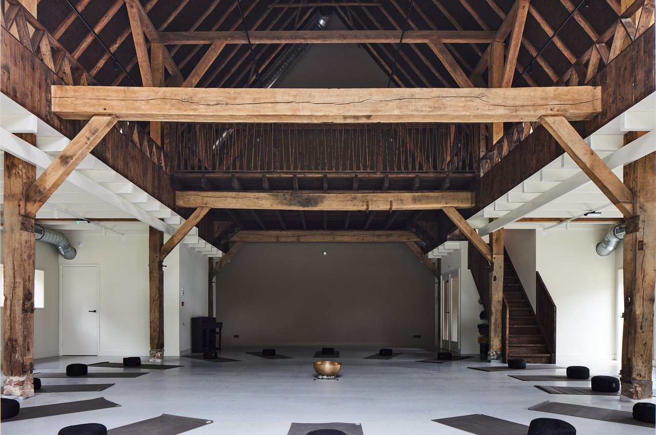 De nog van de zaal is 12 meter hoog wat een heerlijk gevoel van ruimte geeft.