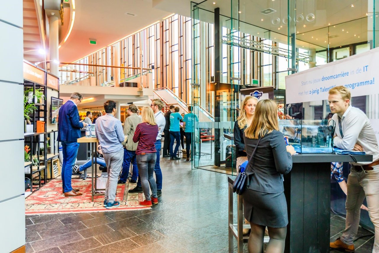 De prachtige, lichte foyer als entree