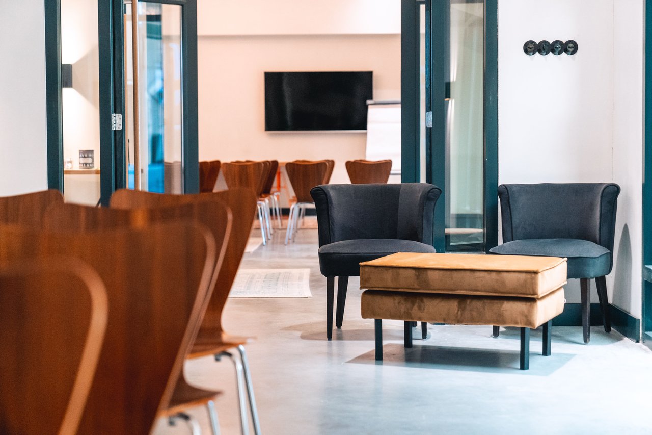 Doorkijk van De Logica Lobby naar De Kennis Kamer