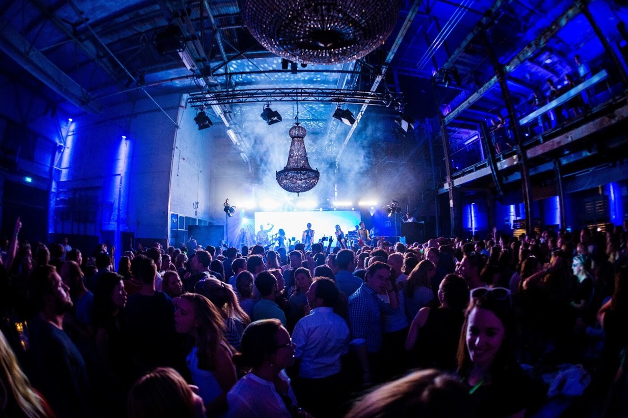 Perserij - Feest - Entertainment - Band - Kroonluchter - Sfeer - Lichten - DeFabrique Evenementenlocatie 
