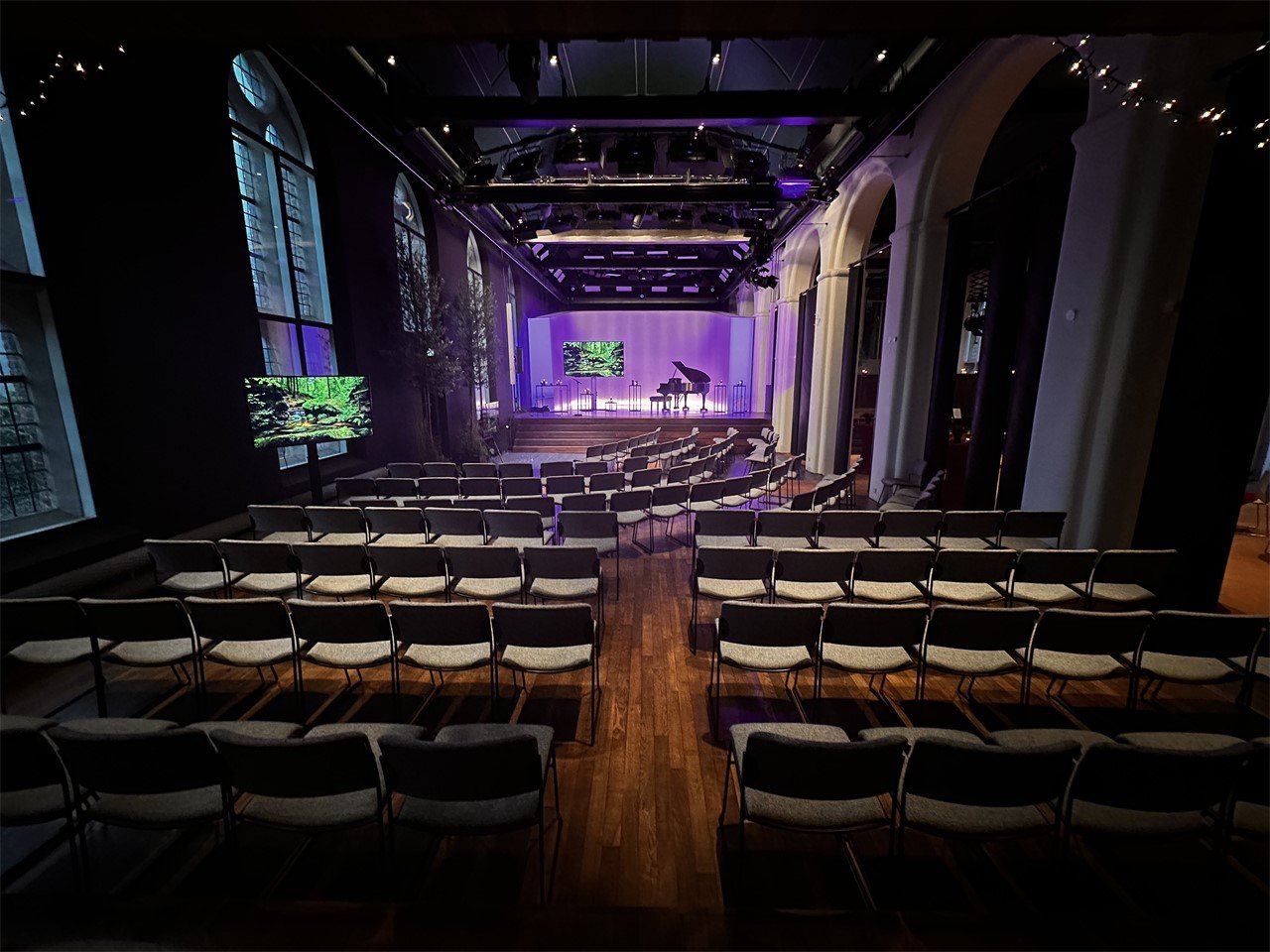 Grote zaal in halve maan opstelling · Leeuwenbergh