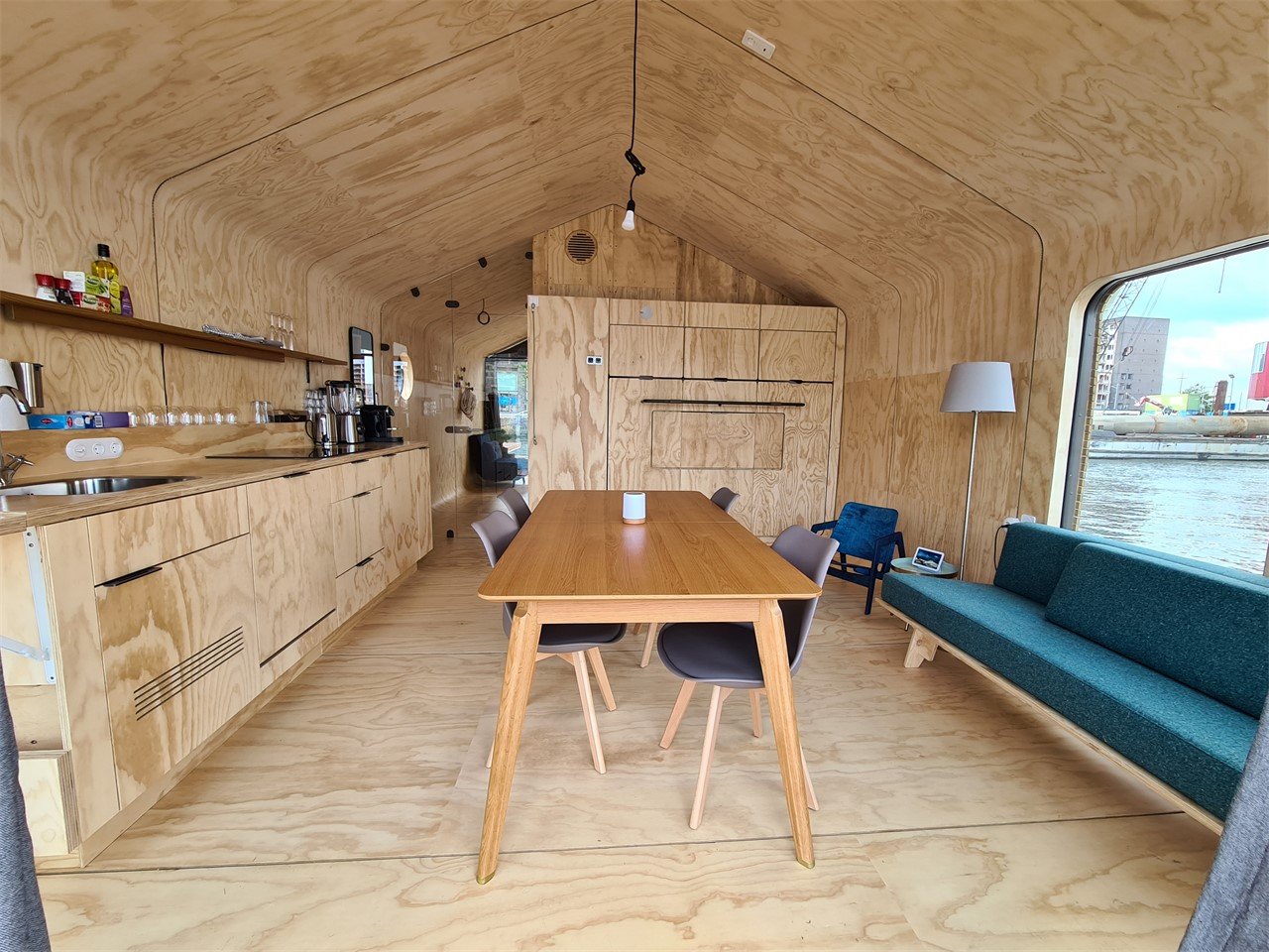 Interieur grotere Wikkelboats @ Rijnhaven