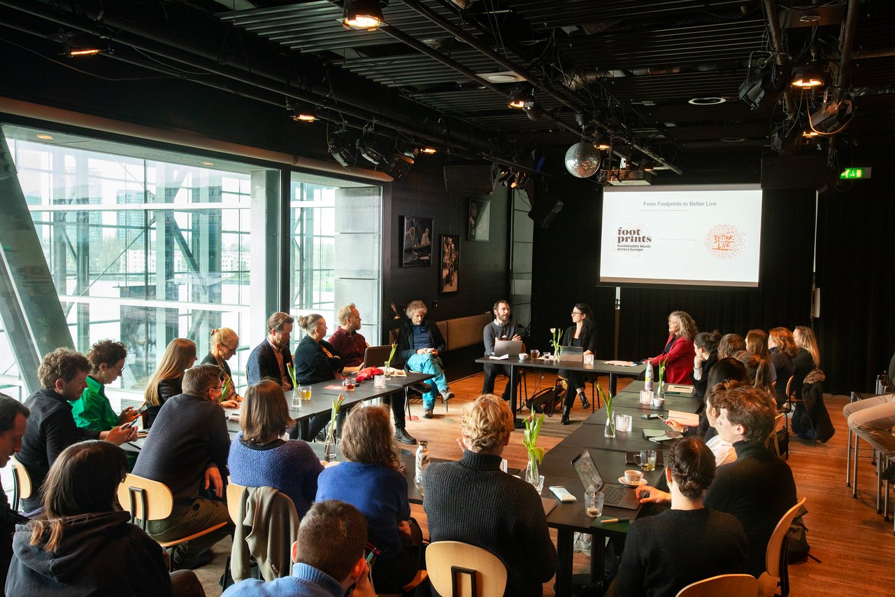 Vergaderen in het café met weergaloos uitzicht over het IJ