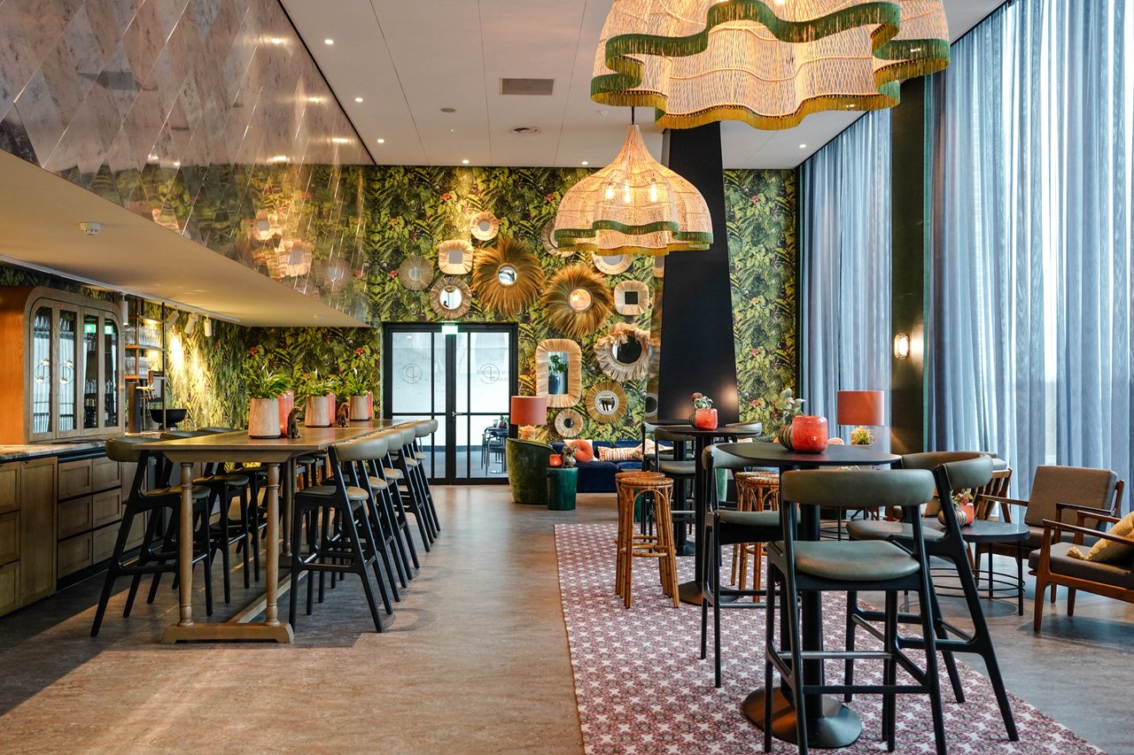 Zitgedeelte en bar in Club Pampus – Van der Valk Hotel Amsterdam - Amstel