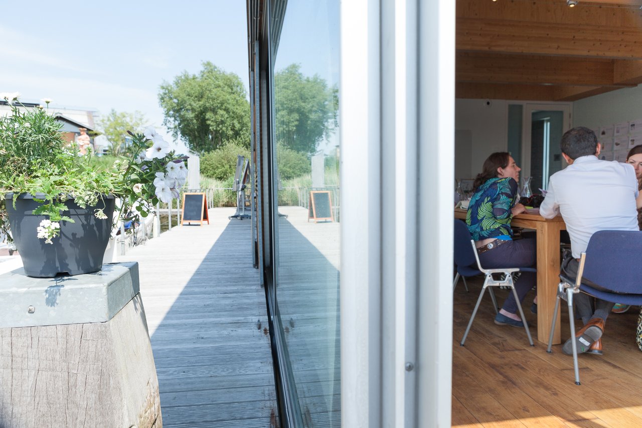 Terras aan het water geWoonboot NDSM.JPG