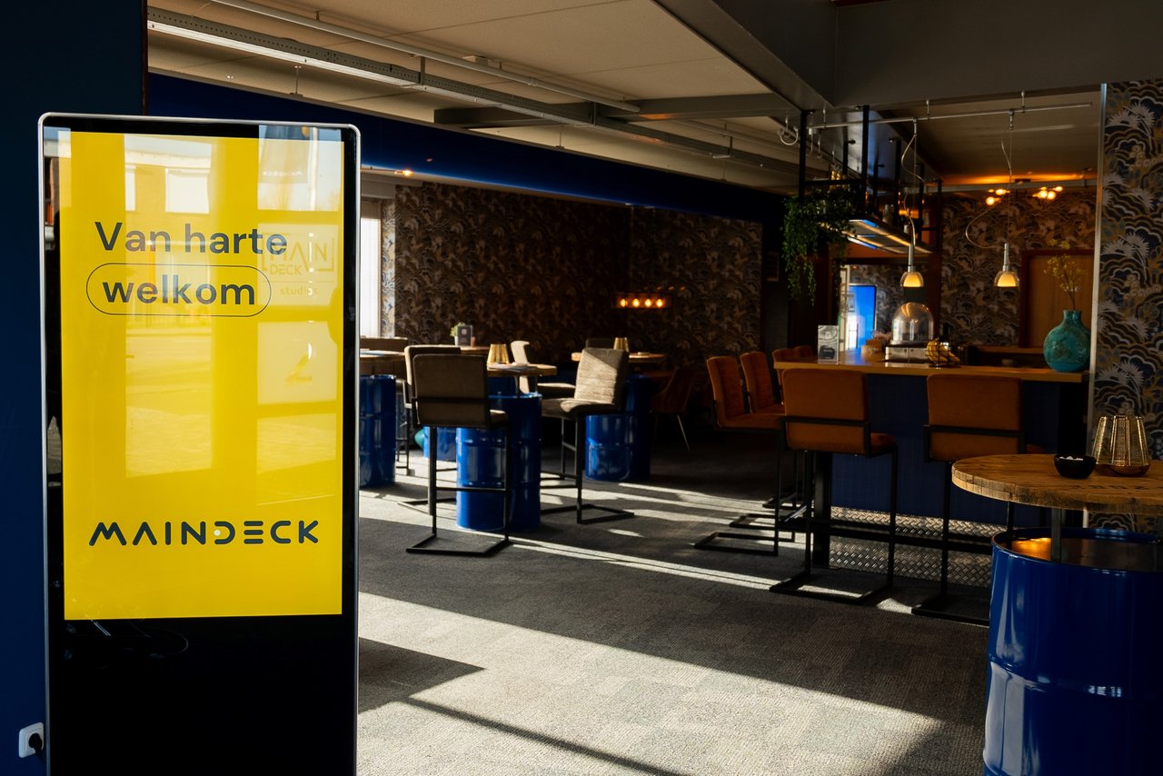 LQ Foyer + totem 1.jpg