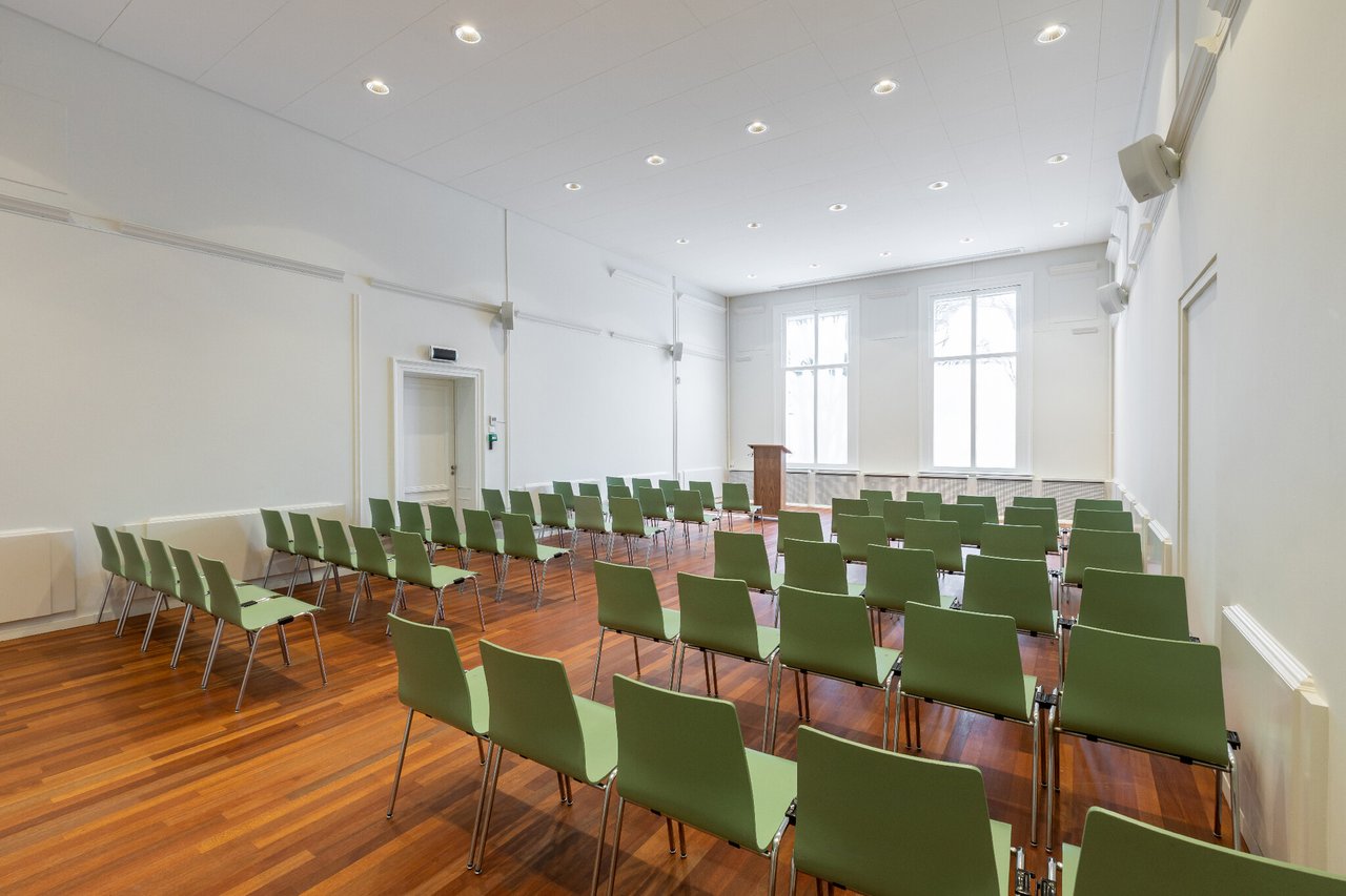 AP-Nina-van-Leerzaal in theateropstelling